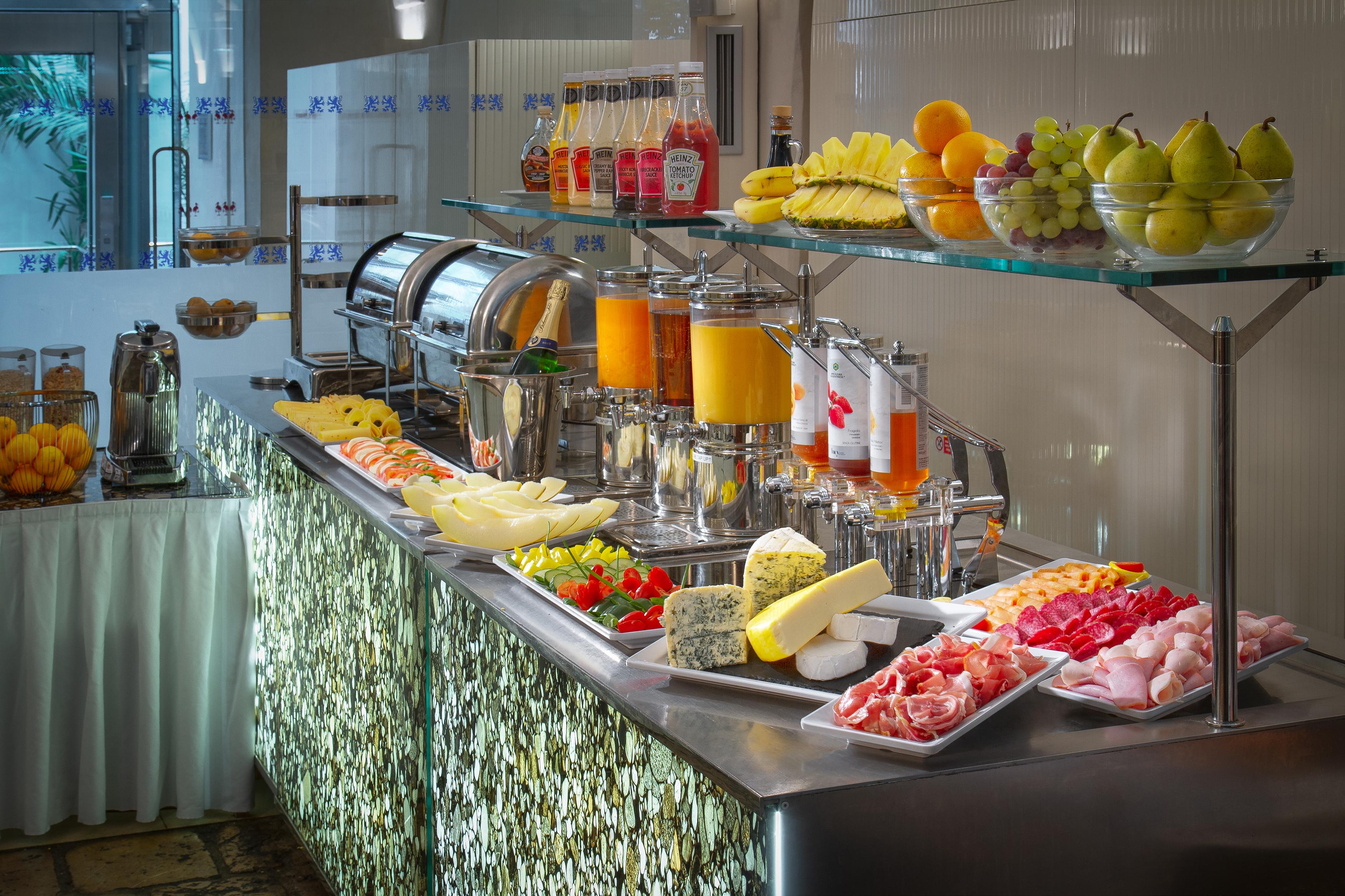 Three Storks Hotell 5*